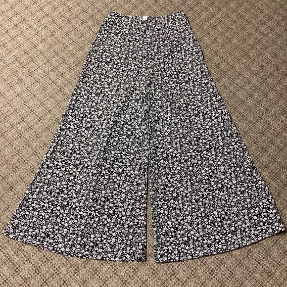 SHEIN Pants - SHEIN Black White Floral Palazzo Wide Leg Pants * Size Small * NWOT